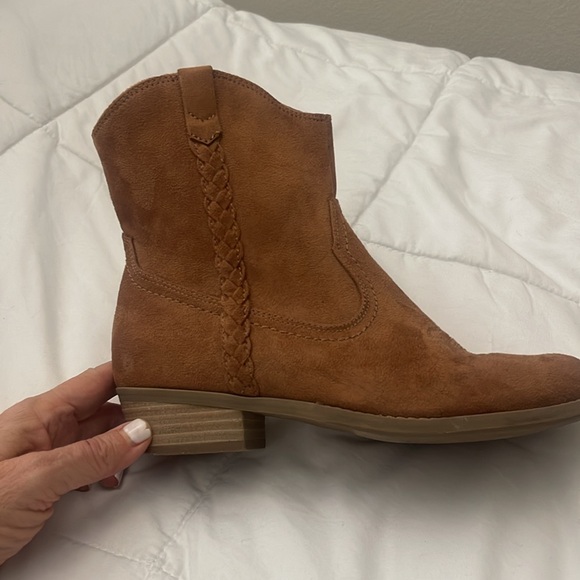 Big girls western boot for school, dresses, jeans. Suede, worn once - Picture 1 of 5